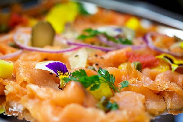 Vorspeise Lachs mit Garnelen und Blumendekoration im Bianca Beach Resort