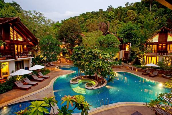 Aerial Ansicht des Tubkaak Krabi Boutique Resorts mit Swimmingpool, Loungestühlen und tropischer Umgebung.