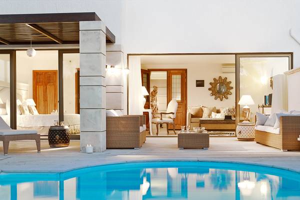 Wohnbereich des Grecotel Creta Palace mit Blick auf einen Pool