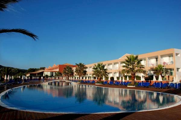 Ein Swimmingpool vor dem LABRANDA Sandy Beach Resort Hotel mit blauen Sonnenliegen und weißen Sonnenschirmen.