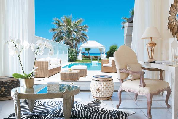Wohnzimmer des Grecotel Creta Palace mit Aussicht auf den Pool