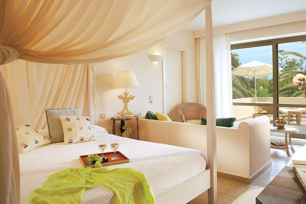 Suite Zimmer im Grecotel Creta Palace mit Baldachin Bett, Balkon und Terrasse.