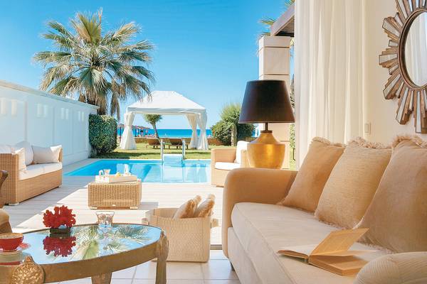 Loungebereich des Grecotel Creta Palace Hotels mit Blick auf den Pool und das Meer