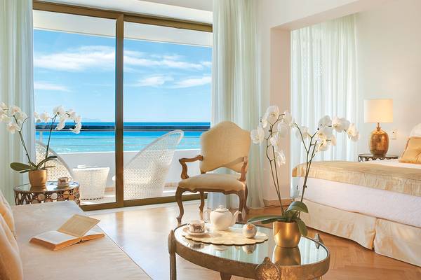 Luxuriöse Suite im Grecotel Creta Palace mit Meerblick, modernes Interieur mit eleganten Möbeln und Dekoration.