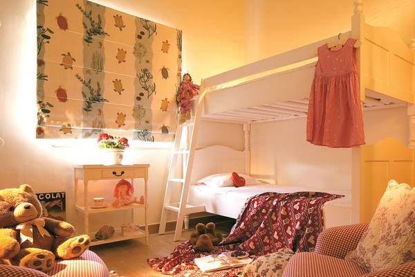 Kinderzimmer im Grecotel Creta Palace mit Doppelstockbett, Spielzeug und buntem Dekor