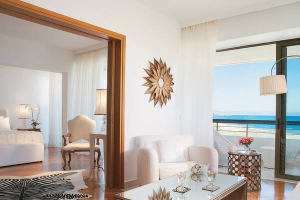 Wohnzimmer des Grecotel Creta Palace mit Blick auf das Meer.