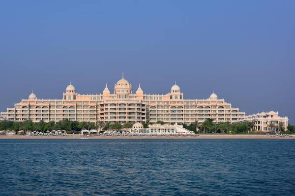 Außenansicht des Kempinski Hotel Residences Palm Jumeirah am Strand