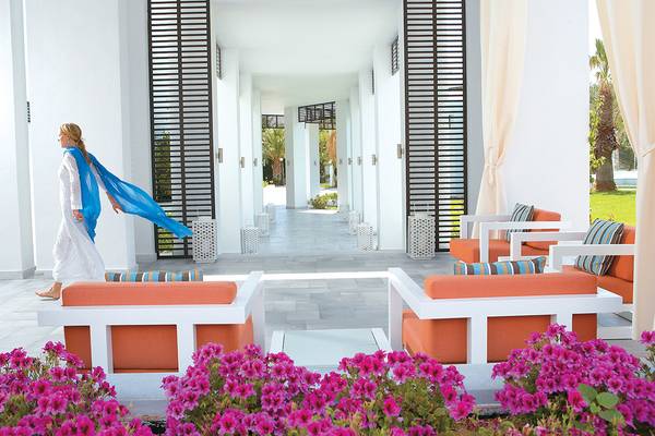 Frau in einem weißen Kleid im Grecotel Creta Palace