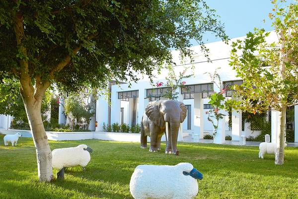 Garten des Grecotel Creta Palace mit Elefanten- und Schafsskulpturen