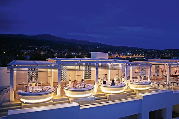 Grecotel Creta Palace Hotelterrasse bei Nacht mit Blick auf die Stadt