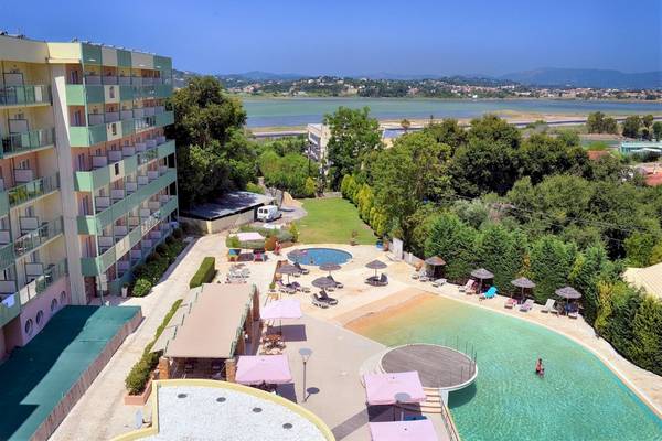 Luftaufnahme des Ariti Grand Hotel Corfu mit Außenbereich und Pool