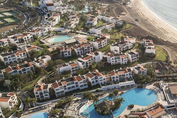 Luftaufnahme des Fuerteventura Princess Hotels mit Swimmingpools und nahegelegenem Strand