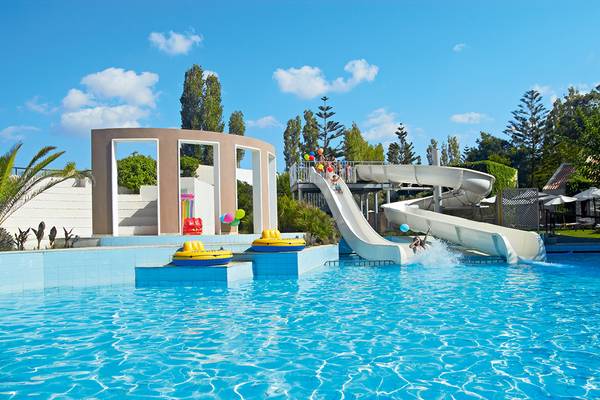 Wasserrutsche im Grecotel Creta Palace Hotel mit mehreren Personen, die Spaß haben.