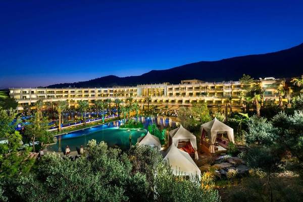 Außenansicht des Vogue Hotel Supreme Bodrum bei Nacht mit Pool und Zelten