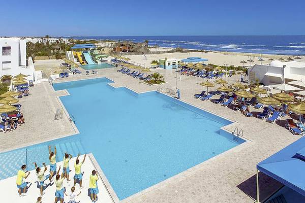Luftaufnahme des Calimera Yati Beach Hotels mit Swimmingpool, Wasserrutschen und Sonnenliegen am Strand
