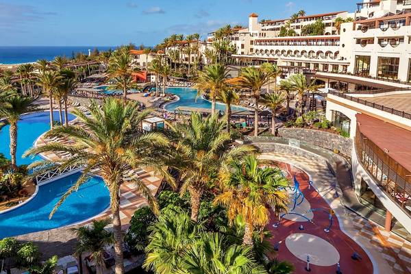 Luftaufnahme eines Hotelresorts mit mehreren Swimmingpools, umgeben von Palmen und Blick auf das Meer, Occidental Jandia Mar.