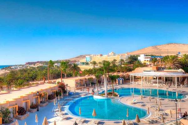 Außenpool mit Liegen und Sonnenschirmen im SBH Monica Beach Resort