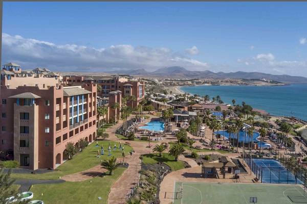 Luftaufnahme des H10 Tindaya Hotels mit Swimmingpools und Blick auf das Meer.