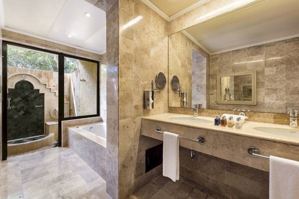 Badezimmer im Grand Palladium Kantenah Resort & Spa mit Marmorfliesen, Badewanne und Doppelwaschbecken.