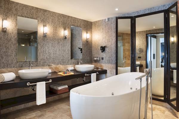 Badezimmer im Grand Palladium Kantenah Resort & Spa mit Badewanne, Waschbecken und Spiegeln