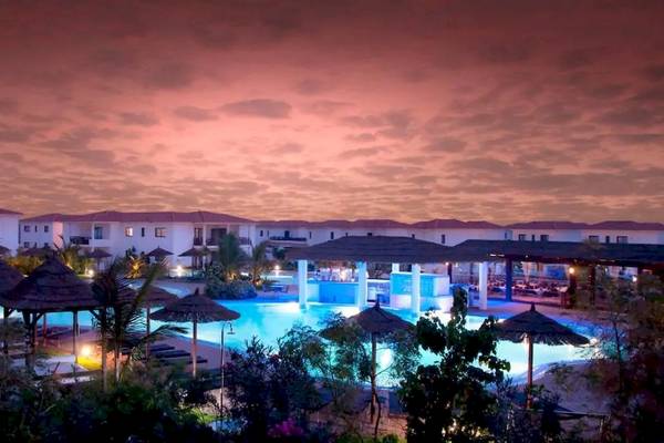 Außenansicht des Melia Tortuga Beach Hotels bei Nacht mit Swimmingpool und Loungebereichen