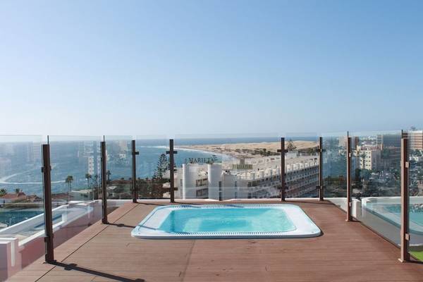 Pool auf der Dachterrasse des Caserio Hotels mit Meerblick.