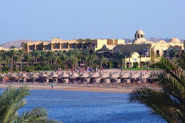 Außenansicht des Jaz Solaya Hotels mit Strand, Palmen und vielen Gästen.