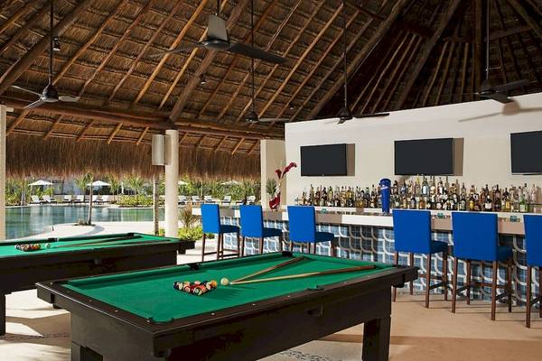 Billardtische im Hotel Secrets Akumal Riviera Maya mit Pool im Hintergrund