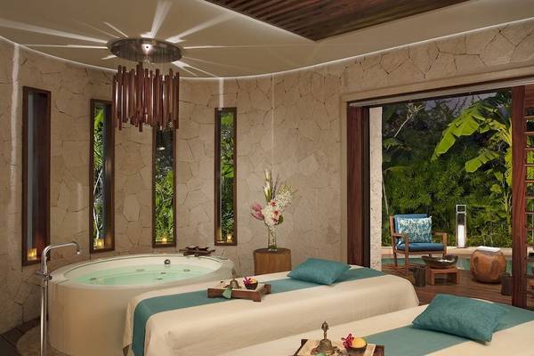 Spa-Suite-Zimmer mit Außenpool-Ansicht im Secrets Akumal Riviera Maya Hotel.