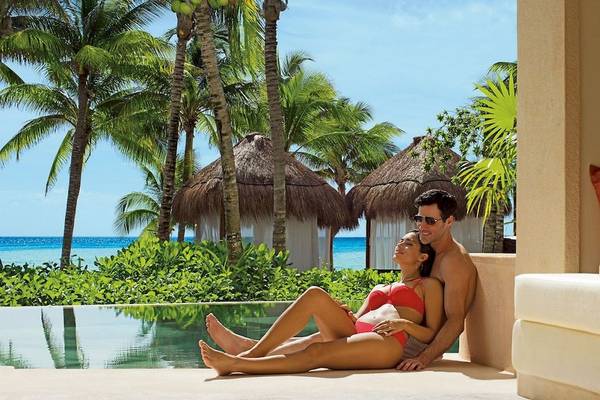 Paar im Gewässer vor dem Hotel Secrets Akumal Riviera Maya