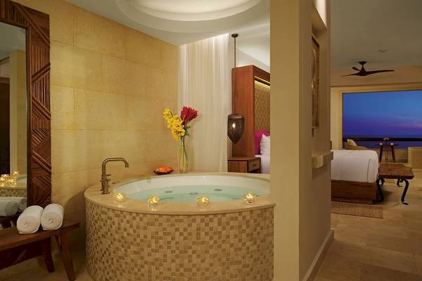 Suitenbad mit Jacuzzi im Secrets Akumal Riviera Maya Hotel