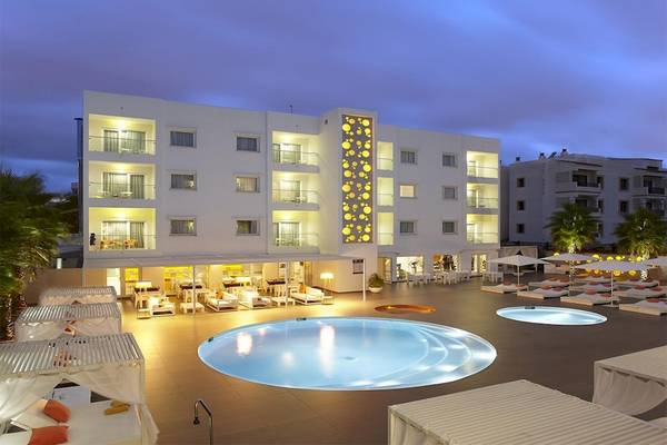 Abendliche Ansicht des Ibiza Sun Apartments Hotels mit Swimmingpool und Loungebereichen.