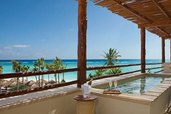 Ein Balkon mit Außenwhirlpool und Meerblick im Hotel Secrets Akumal Riviera Maya.