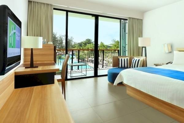 Doppelbettzimmer im Holiday Inn Mai Khao Resort mit Blick auf den Pool