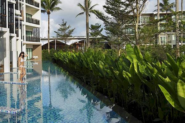 Frau im Bikini am Infinity-Pool des Holiday Inn Mai Khao Resorts