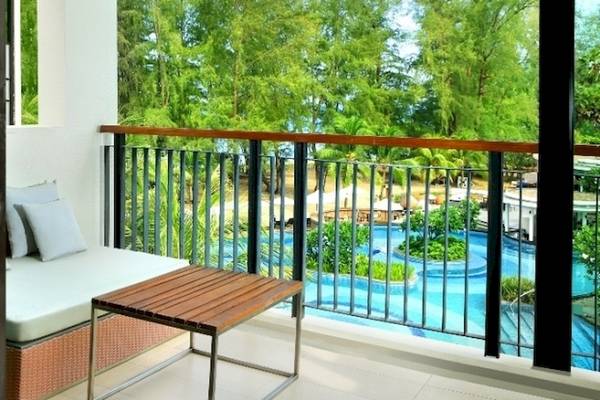 Ferienwohnung mit Balkon und Poolblick im Holiday Inn Mai Khao Resort