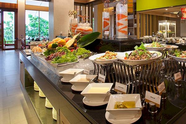 Buffet im Holiday Inn Mai Khao Resort mit verschiedenen Gerichten und Salaten.