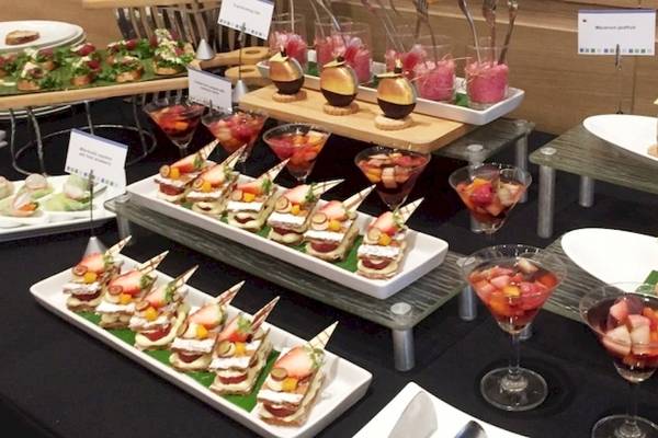 Buffet-Tisch im Holiday Inn Mai Khao Resort mit verschiedenen Gerichten und Getränken.