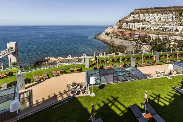 Oberflächenansicht des Riviera Vista Hotels mit Blick auf das Meer und die Stadt.