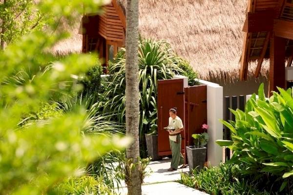 Ein Hotelgast steht vor dem Eingang des Holiday Inn Mai Khao Resorts.