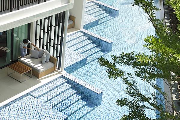 Ein Blick auf den Swimmingpool-Bereich des Holiday Inn Mai Khao Resort.