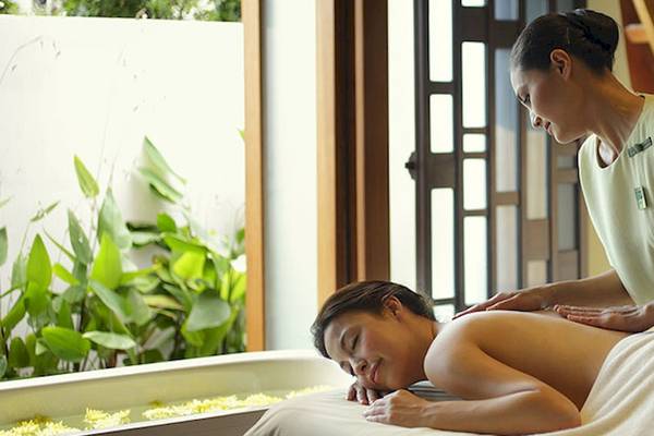 Frau genießt Massage im Holiday Inn Mai Khao Resort