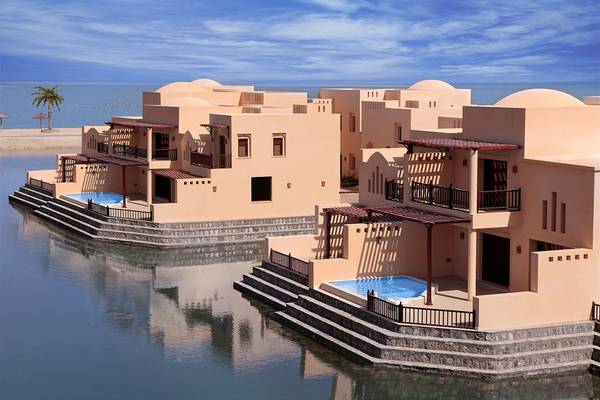 Luftaufnahme des The Cove Rotana Resorts mit Swimmingpools und Wasserzugang