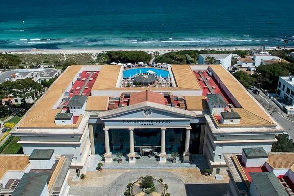 Oberflächenansicht des Palace de Myro Resorts mit Blick auf das Meer und den Pool.