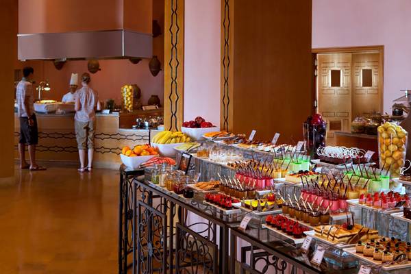 Buffettisch im Coven Rotana Resort mit verschiedenen Desserts und Obst.