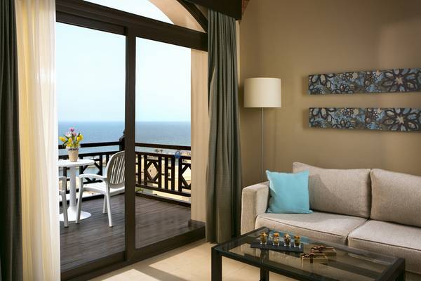 Hotelzimmer mit Meerblick und Balkon im Cove Rotana Resort
