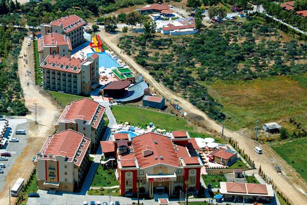 Luftaufnahme des Victory Resort Hotels mit mehreren Gebäuden, Pools und Gärten.