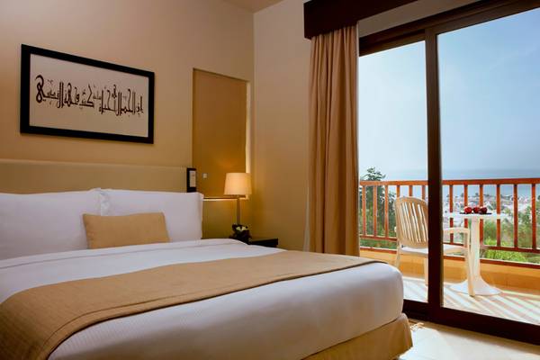 Suite-Zimmer im Cove Rotana Resort mit Blick auf den Ozean von der Terrasse aus.