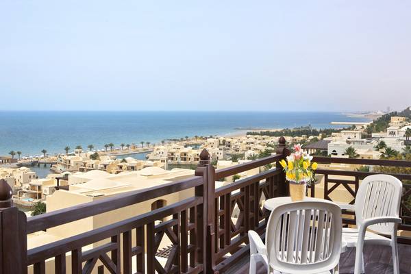 Blick vom Balkon des Cove Rotana Resort auf Meer und Stadt