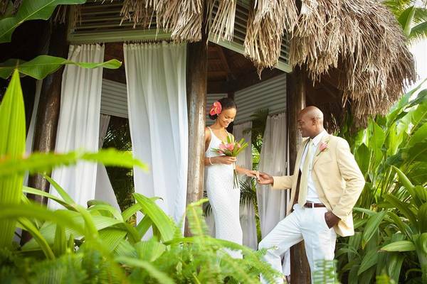 Braut und Bräutigam im Gartenpavillon des Couples Negril Hotel